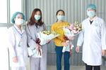 Hai bệnh nhân nhiễm dịch COVID-19 được chữa khỏi ở bệnh viện tuyến huyện tại "tâm dịch Bình Xuyên." (Ảnh: Hoàng Hùng/TTXVN) 