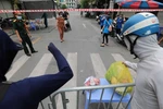 Chuyển đồ cho người dân vùng phong tỏa phường Văn Miếu (Hà Nội). (Ảnh: Thanh Tùng/TTXVN)