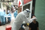 Lấy mẫu xét nghiệm tại Hà Nội. (Ảnh: Minh Quyết/TTXVN)