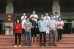 Các bệnh nhân được công bố khỏi bệnh tại Bệnh viện Bệnh Nhiệt đới Trung ương cơ sở 2 trong ngày 22/4. (Ảnh: Minh Quyết/TTXVN)