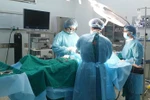 Các bác sỹ thực hiện ca phẫu thuật cho bệnh nhân. (Ảnh: PV/Vietnam+)