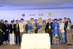 Ký kết hợp tác giữa các bên. (Ảnh: PV/Vietnam+)
