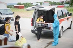 Các bệnh nhân khỏi COVID-19 ở Bắc Giang được xuất viện về nhà. (Ảnh: Danh Lam/TTXVN)
