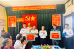 Đại tá Ngô Văn Thành - Chính ủy Cục Kỹ thuật Hải quân, Trưởng đoàn công tác số 21 tặng quà cho các chiến sĩ trên Nhà giàn DK1/21. (Ảnh: T.G/Vietnam+)