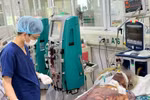 Bác sĩ theo dõi sức khỏe cho bệnh nhân. (Ảnh: PV/Vietnam+)