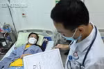 Bác sỹ thăm khám cho bệnh nhân sốt xuất huyết đang điều trị tại Bệnh viện đa khoa Đống Đa, Hà Nội. (Ảnh: Minh Quyết/TTXVN)