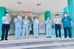 Các bệnh nhân được công bố khỏi bệnh. (Ảnh: PV/Vietnam+)