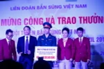 Xạ thủ Hoàng Xuân Vinh trong buổi lễ mừng công và trao thưởng hôm 23/8. (Ảnh: Minh Chiến/Vietnam+)