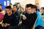 Người đàn ông này vừa ngủ gật trong lúc chờ tới lượt nộp công văn mua vé xem bán kết AFF Cup 2016 Việt Nam - Indonesia. (Ảnh: Minh Chiến/Vietnam+)