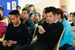 Người đàn ông này vừa ngủ gật trong lúc chờ tới lượt nộp công văn mua vé xem bán kết AFF Cup 2016 Việt Nam - Indonesia. (Ảnh: Minh Chiến/Vietnam+)
