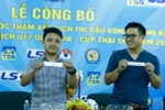 Các phóng viên đại diện báo chí bốc thăm chia bảng giải vô địch U17 quốc gia 2016. (Ảnh: Minh Chiến/Vietnam+)