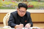 Nhà lãnh đạo Triều Tiên Kim Jong-Un ký sắc lệnh về việc thử bom H, tại Bình Nhưỡng ngày 1/1/2016. (Nguồn: AFP/TTXVN)