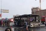 Nhân viên cứu hỏa làm việc tại hiện trường vụ cháy xe buýt. (Nguồn: THX/TTXVN)