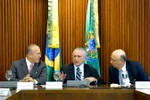 Tổng thống lâm thời Michel Temer (giữa) vá các thành viên thuộc chính phủ mới. (Nguồn: THX/TTXVN)