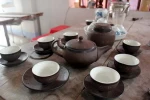 Bộ ấm chén, sản phẩm của gốm Bồ Bát do anh Vang chế tác. (Nguồn: baotintuc)