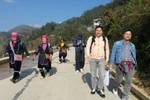 Du khách hào hứng với trải nghiệm du lịch bản làng tại Lào Cai. (Ảnh: Hương Thu/TTXVN)
