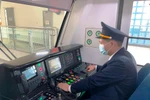Lái tàu Lê Hoài Hanh điều khiển đoàn tàu Cát Linh-Hà Đông. (Ảnh: Việt Hùng/Vietnam+)