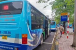 Xe buýt Hà Nội đã chính thức lăn bánh trở lại từ sáng 14/10. (Ảnh: Việt Hùng/Vietnam+)