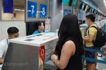 Hành khách chờ xuất vé làm thủ tục chuyến bay tại một Cảng hàng không. (Ảnh: Việt Hùng/Vietnam+)