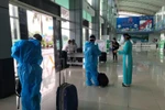 Những hành khách đầu tiên trên chuyến bay nội địa được mở lại giữa Thành phố Hồ Chí Minh và Rạch Giá. (Ảnh: CTV/Vietnam+)