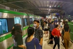 Thường thì khách đông nhất ở ga đầu Cát Linh và ga cuối Yên Nghĩa. (Ảnh: Tuấn Đức/TTXVN)