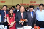 Thủ tướng Nguyễn Xuân Phúc thăm các gian hàng trưng bày, giới thiệu sản phẩm. (Ảnh: Thống Nhất/TTXVN)
