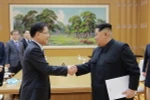 Nhà lãnh đạo Kim Jong-un (phải) và đặc phái viên của Tổng thống Hàn Quốc, ông Chung Eui-yong (trái) trong cuộc gặp tại Bình Nhưỡng ngày 5/3. (Nguồn: YONHAP/TTXVN)