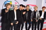 Ban nhạc BTS tại Lễ trao giải âm nhạc Mỹ ở Los Angeles, California ngày 19/11/2017. (Nguồn: AFP/TTXVN)