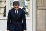 Cựu Tổng thống Pháp Nicolas Sarkozy rời một tòa nhà tại Paris ngày 25/3/2013. (Nguồn: AFP/ TTXVN)