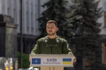 Tổng thống Ukraine Volodymyr Zelensky phát biểu họp báo tại Thủ đô Kiev hồi năm ngoái. (Ảnh: AFP/TTXVN)