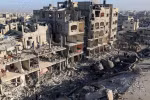 Cảnh đổ nát sau một cuộc không kích của Israel tại trại tị nạn Rafah ở Dải Gaza. (Ảnh: AFP/TTXVN)