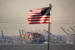 Hiện trường vụ sập cầu Francis Scott Key ở thành phố Baltimore, bang Maryland (Mỹ), sau khi bị tàu chở hàng đâm trúng, ngày 26/3/2024. (Ảnh: AFP/TTXVN)