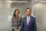 Đại sứ Phạm Hùng Tâm và bà Stephanie Copus Campbell tại cuộc gặp. (Ảnh: TTXVN phát)