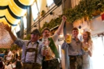 Người dân tham dự lễ hội bia Oktoberfest tại Munich (Đức). (Ảnh: THX/TTXVN)