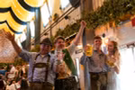 Người dân tham dự lễ hội bia Oktoberfest tại Munich (Đức). (Ảnh: THX/TTXVN)