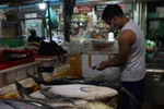 Con cá ngừ nặng hơn 40kg có giá khoảng 4 triệu rưỡi cả con. (Ảnh: Ngọc Duy/Vietnam+)