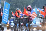 Người dân chuẩn bị cờ hoa đón chờ Chủ tịch Kim Jong-un đến Hà Nội. (Ảnh: Minh Sơn/Vietnam+) 