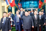 Chủ tịch Triều Tiên Kim Jong-un vẫy tay chào quần chúng nhân dân tỉnh Lạng Sơn ra đón đoàn tại ga Đồng Đăng (Ảnh: TTXVN)