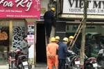 Nhân viên EVN Hà Nội đang chốt chỉ số côngtơ của khách hàng. (Ảnh: Đức Duy/Vietnam+)
