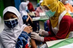 Nhân viên y tế tiêm vaccine ngừa COVID-19 cho người dân tại Tangerang, Indonesia, ngày 22/7/2021. (Ảnh: THX/TTXVN)