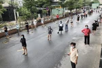 Người dân Thành phố Hồ Chí Minh đổ về siêu thị khi hàng hóa ở các chợ tăng giá. (Ảnh: Mỹ Phương/TTXVN)
