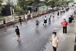 Người dân Thành phố Hồ Chí Minh đổ về siêu thị khi hàng hóa ở các chợ tăng giá. (Ảnh: Mỹ Phương/TTXVN)