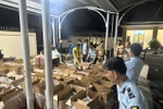Lực lượng liên ngành Thành phố Hồ Chí Minh kiểm tra thuốc lá điếu có dấu hiệu nhập lậu. (Ảnh: PV/Vietnam+)