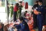Lực lượng chức năng tỉnh Vĩnh Phúc kiểm tra mứt Tết có dấu hiệu hàng giả. (Ảnh: PV/Vietnam+)