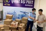 Đội Quản lý Thị trường số 1 phát hiện lượng lớn thuốc lá do nước ngoài sản xuất tại 1 cơ sở kinh doanh dịch vụ chuyển phát nhanh. (Ảnh: PV/Vietnam+)