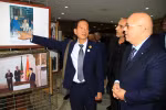 Các đại biểu tham quan góc triển lãm ảnh về các cột mốc trong quan hệ 2 nước. (Ảnh: Trung Khánh/TTXVN)