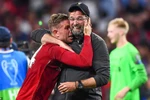 Juergen Klopp và thủ quân Jordan Henderson khóc sau khi trận đấu kết thúc.