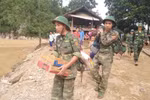 Lực lượng bộ đội khẩn trương cứu trợ cho bà con vùng lũ bản Sa Ná, xã Na Mèo, huyện Quan Sơn, Thanh Hóa. (Ảnh: TTXVN)