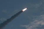 Một tên lửa được Triều Tiên phóng thử gần thị trấn ven biển phía Đông Wonsan ngày 25/7. (Ảnh: Yonhap/TTXVN)