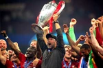 Klopp lần đầu đăng quang cùng Liverpool.